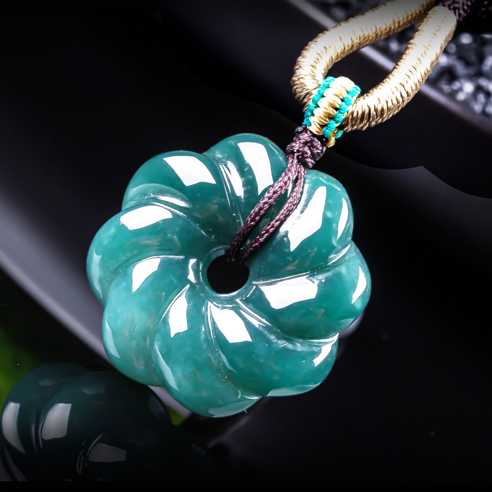 Women Accessories For Gift - قلادة زهرة من اليشم البورمي الطبيعي،