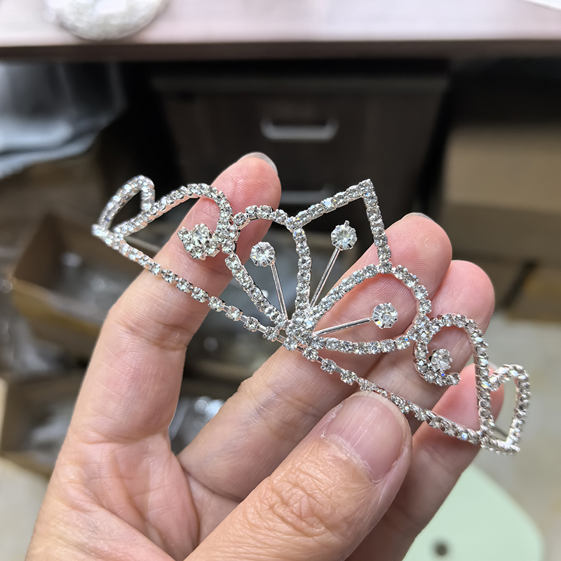 تاج زفاف فضي اللون مرصع بالأحج - مراجعة Queen Accessories وسعره